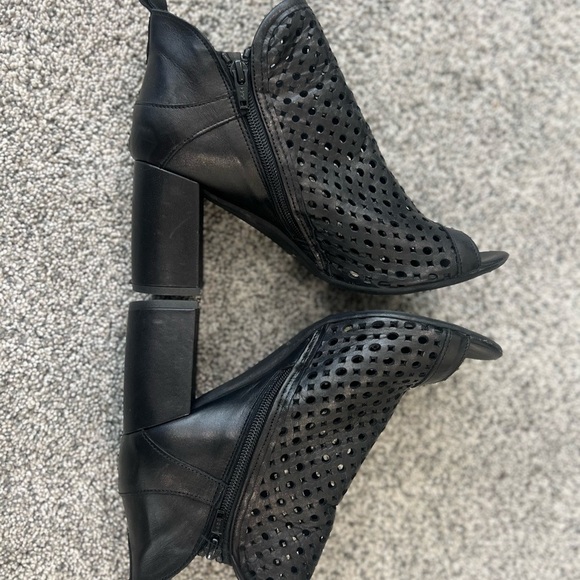 Made In Italy Black Genuine leather Cutout Peep Toe Block Heel Ankle Boots US 9 - Picture 5 of 11